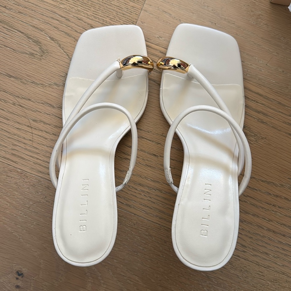 NWT bone heel with gold toe ring